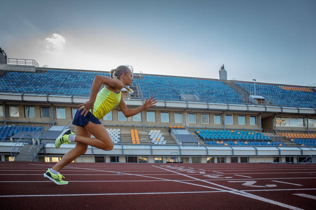 NBA-勇士轻取国王迎2连胜 库里与队友击掌